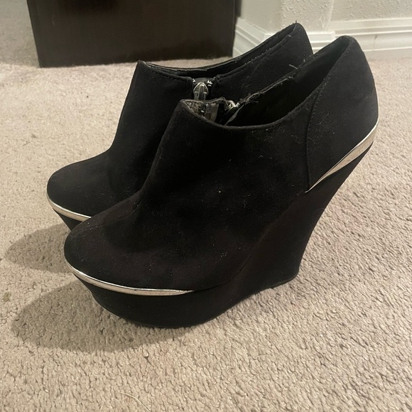 Shi by JOURNEYS Black Ankle Booties - Picture 2 of 6